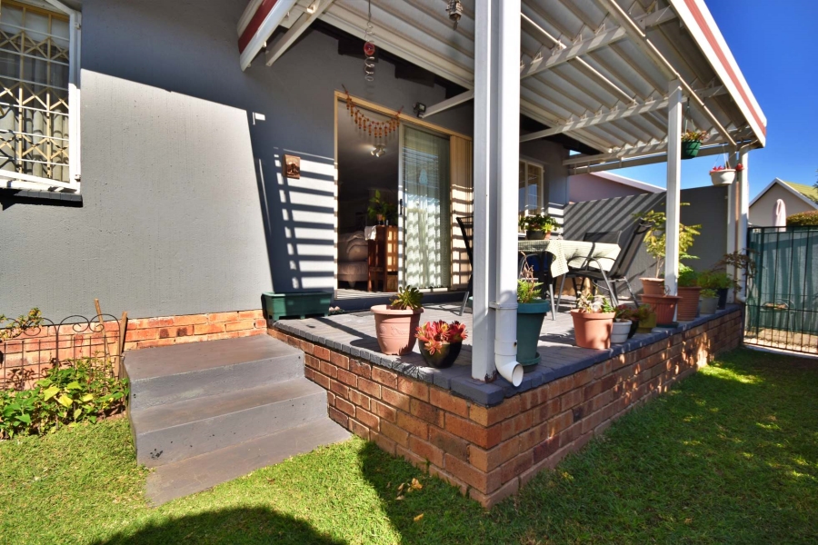 2 Bedroom Property for Sale in Sonneglans Gauteng