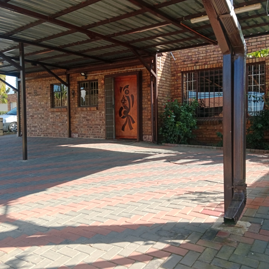 4 Bedroom Property for Sale in Noordwyk Gauteng
