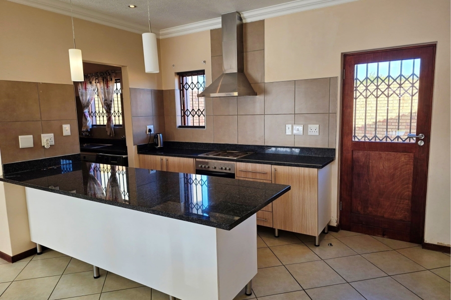To Let 4 Bedroom Property for Rent in Monavoni Gauteng