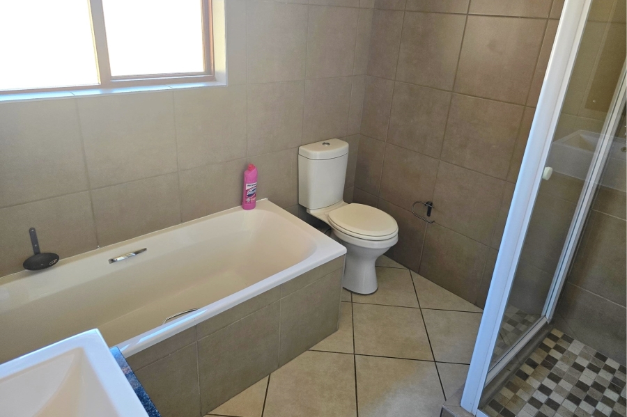 To Let 4 Bedroom Property for Rent in Monavoni Gauteng