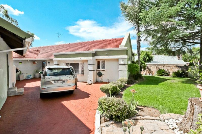 To Let 4 Bedroom Property for Rent in Berario Gauteng