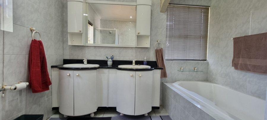 5 Bedroom Property for Sale in Sunward Park Gauteng
