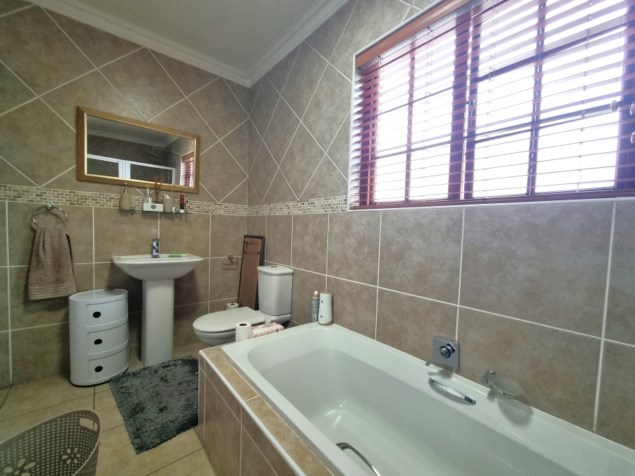 3 Bedroom Property for Sale in Noordwyk Gauteng