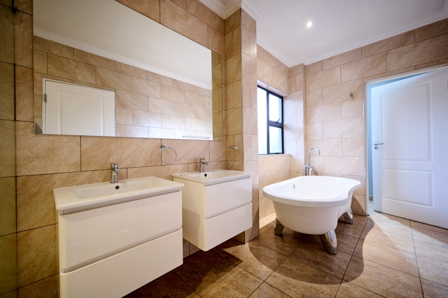 4 Bedroom Property for Sale in Waterfall Country Village Gauteng