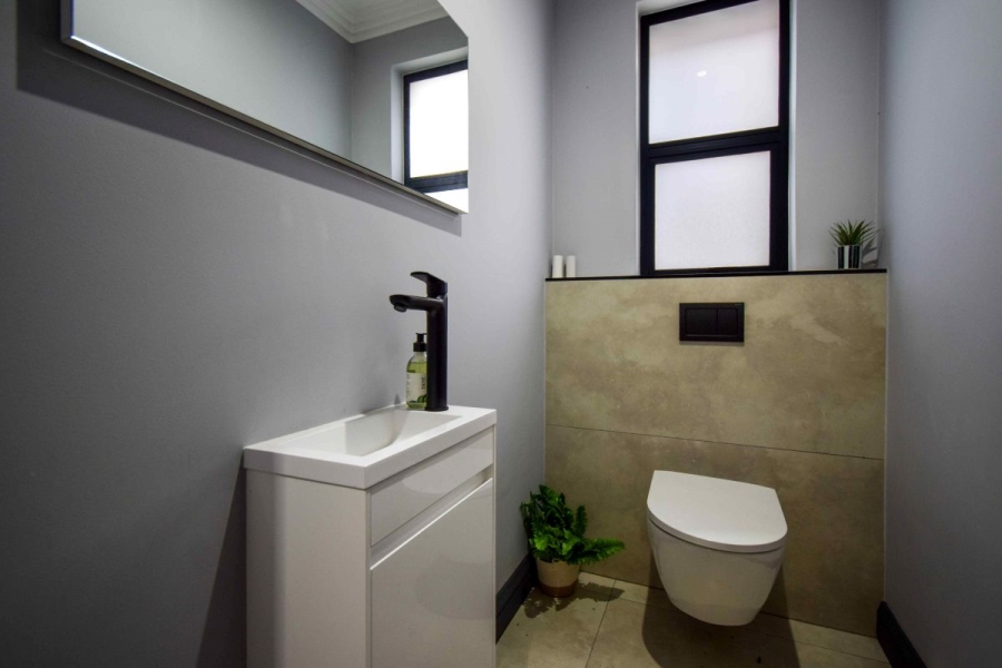 5 Bedroom Property for Sale in Midstream Ridge Gauteng