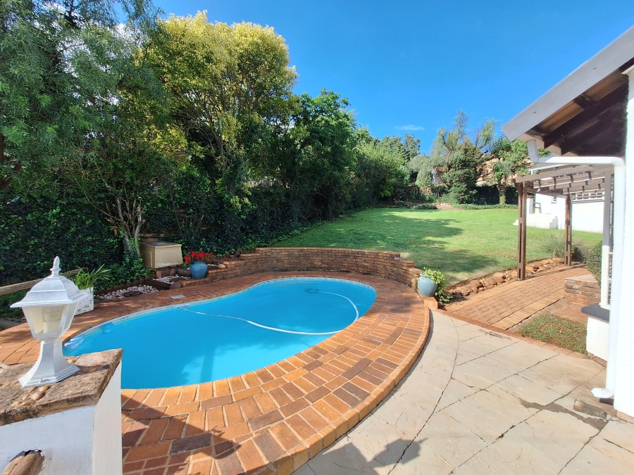 4 Bedroom Property for Sale in Roodekrans Gauteng