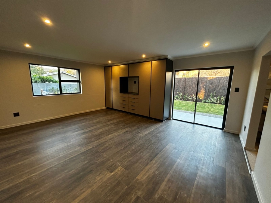 4 Bedroom Property for Sale in Waverley Gauteng