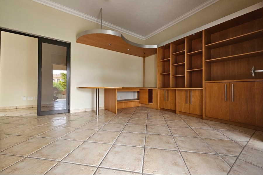 To Let 5 Bedroom Property for Rent in Blue Valley Golf Estate Gauteng