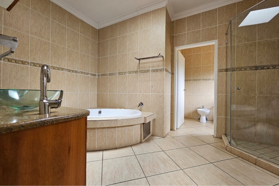 To Let 5 Bedroom Property for Rent in Blue Valley Golf Estate Gauteng