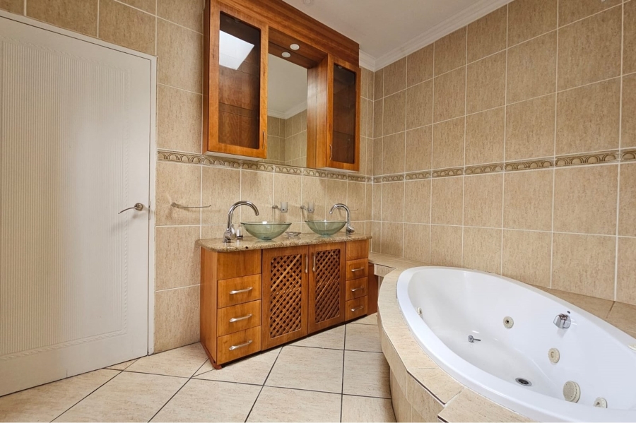 To Let 5 Bedroom Property for Rent in Blue Valley Golf Estate Gauteng