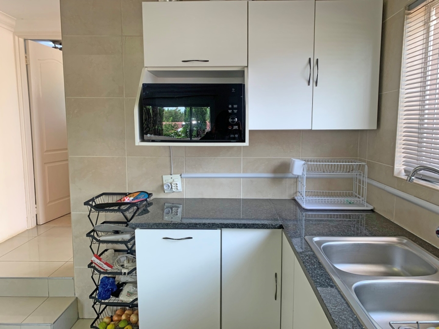 To Let 1 Bedroom Property for Rent in Douglasdale Gauteng