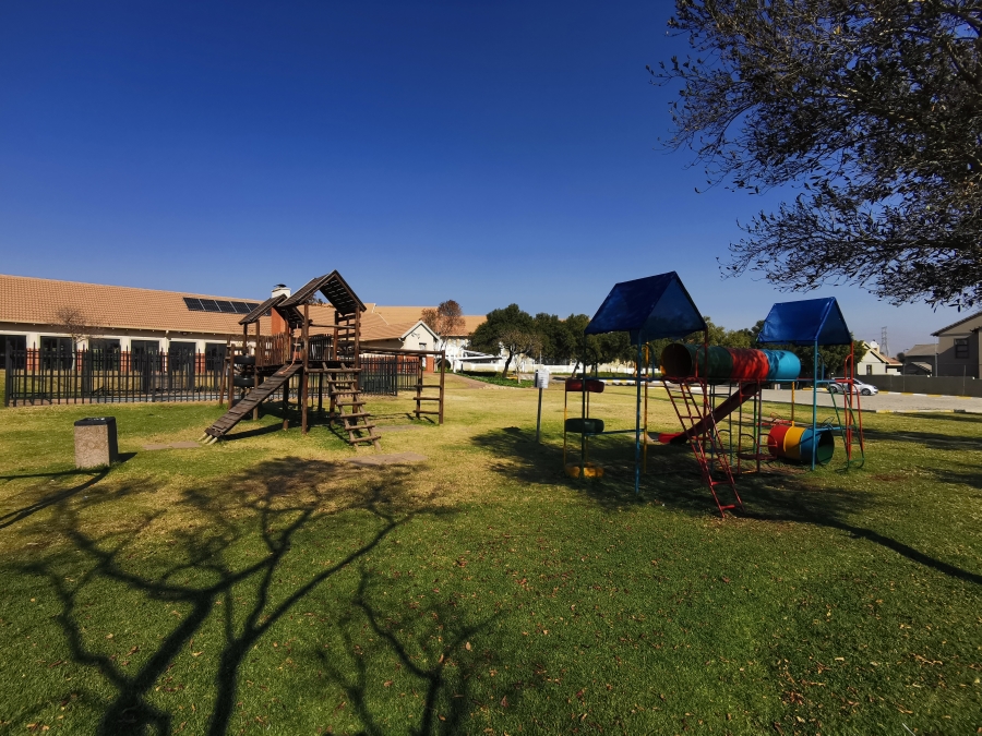 2 Bedroom Property for Sale in Kosmosdal Gauteng