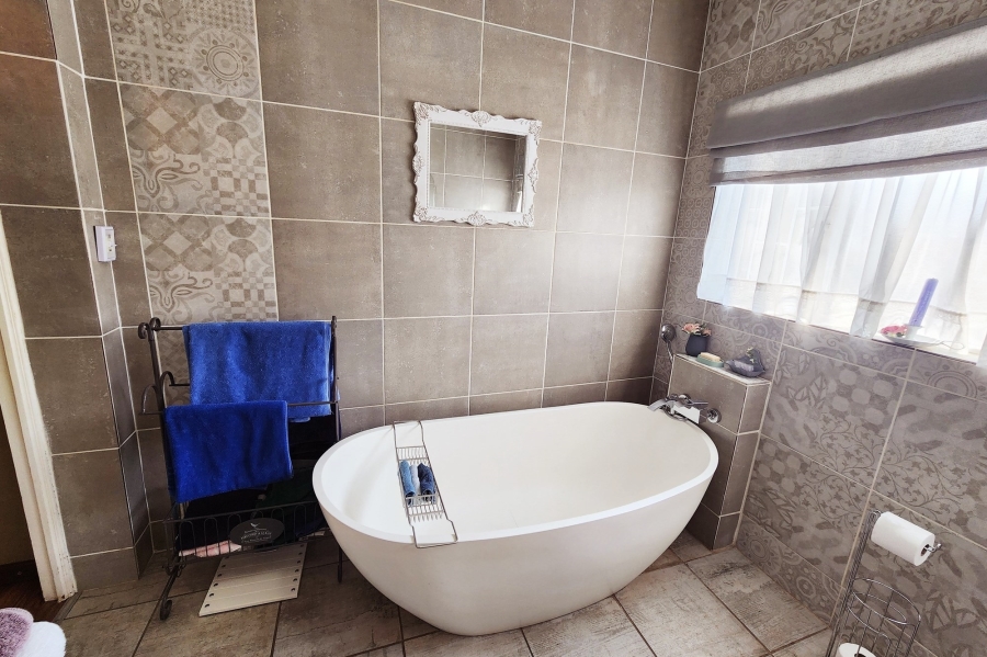 5 Bedroom Property for Sale in Valhalla Gauteng