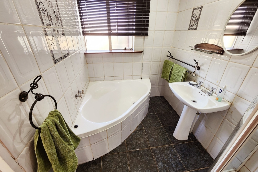 5 Bedroom Property for Sale in Valhalla Gauteng