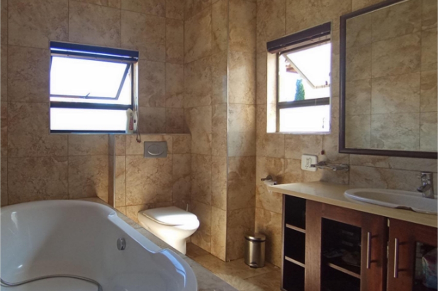 5 Bedroom Property for Sale in Mooikloof Gauteng