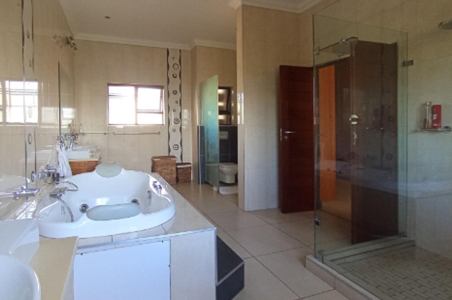 5 Bedroom Property for Sale in Mooikloof Gauteng