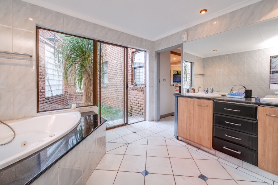 4 Bedroom Property for Sale in Paulshof Gauteng