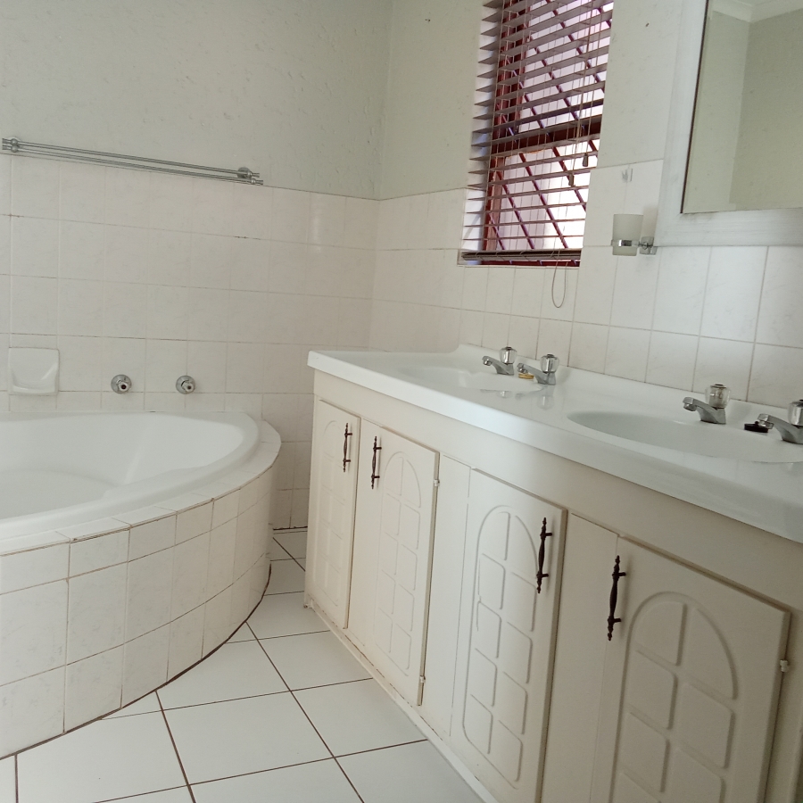 1 Bedroom Property for Sale in Roodekrans Gauteng