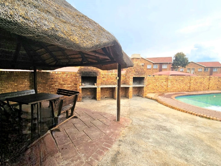 To Let 1 Bedroom Property for Rent in Die Hoewes Gauteng