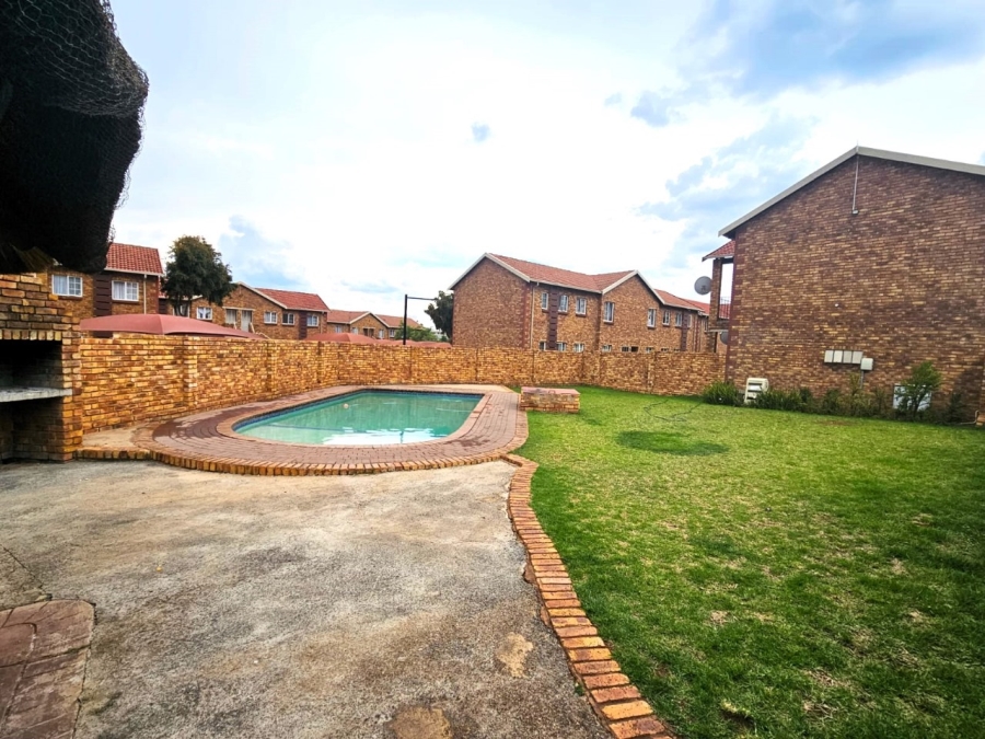 To Let 1 Bedroom Property for Rent in Die Hoewes Gauteng