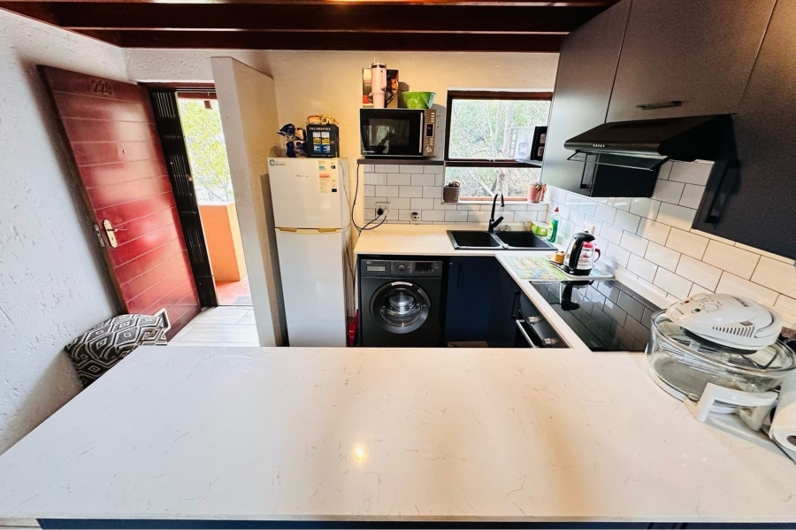 To Let 1 Bedroom Property for Rent in Douglasdale Gauteng