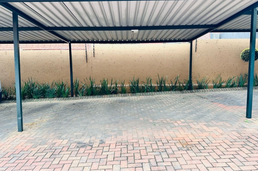 To Let 1 Bedroom Property for Rent in Douglasdale Gauteng