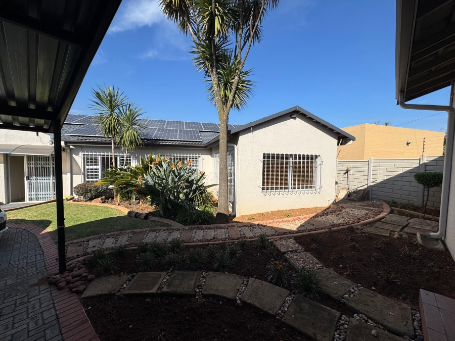 8 Bedroom Property for Sale in Birchleigh Gauteng