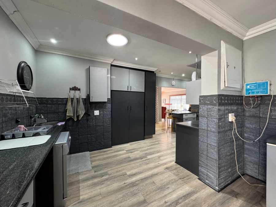 8 Bedroom Property for Sale in Birchleigh Gauteng