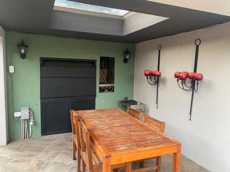 8 Bedroom Property for Sale in Birchleigh Gauteng