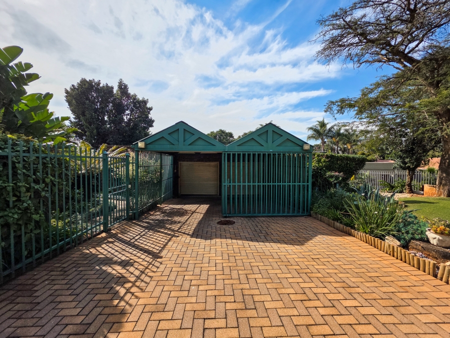 4 Bedroom Property for Sale in Garsfontein Gauteng
