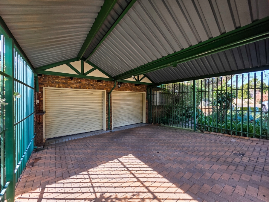 4 Bedroom Property for Sale in Garsfontein Gauteng