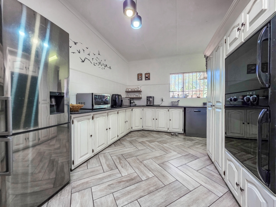 4 Bedroom Property for Sale in Garsfontein Gauteng