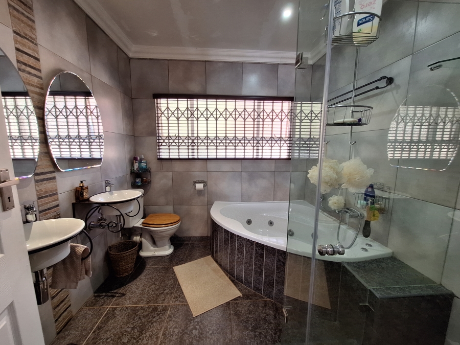 4 Bedroom Property for Sale in Noordheuwel Gauteng