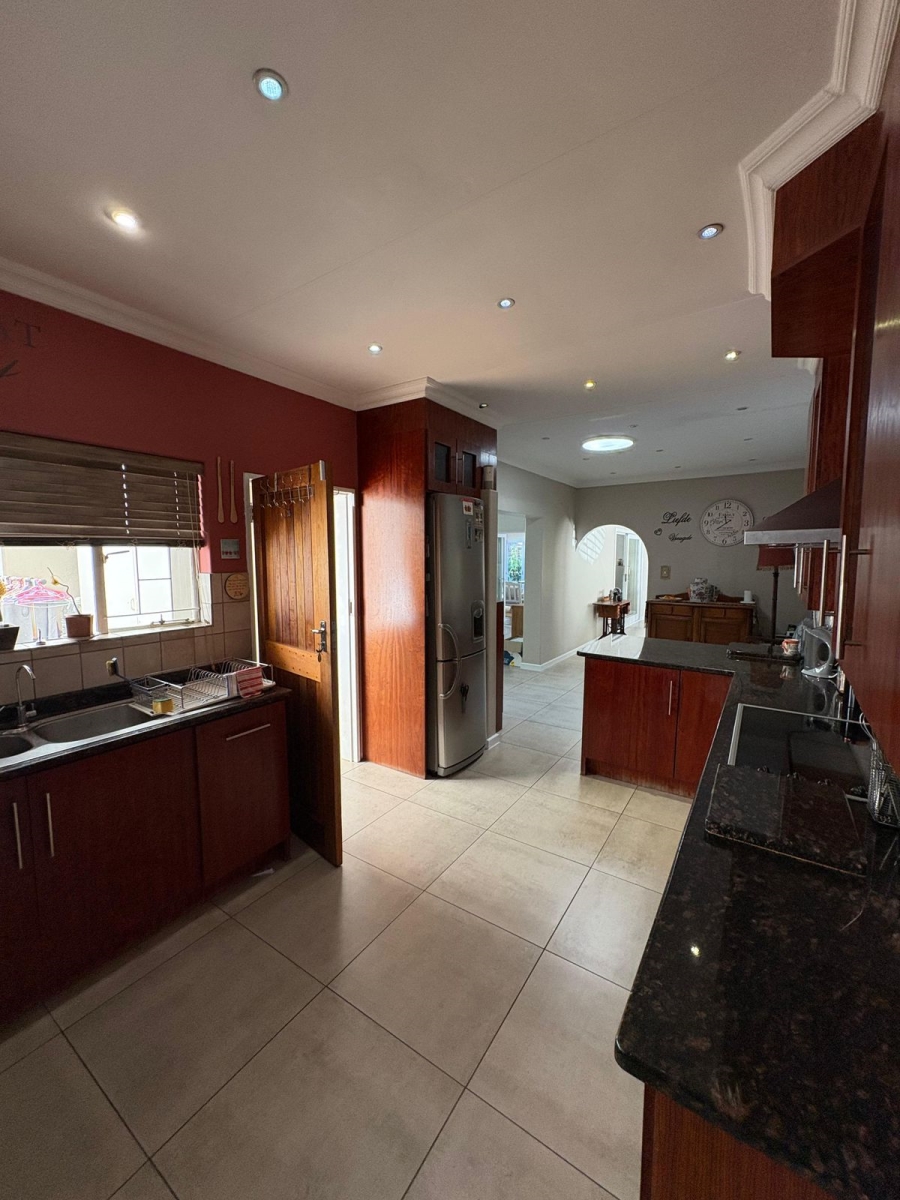 To Let 5 Bedroom Property for Rent in Garsfontein Gauteng