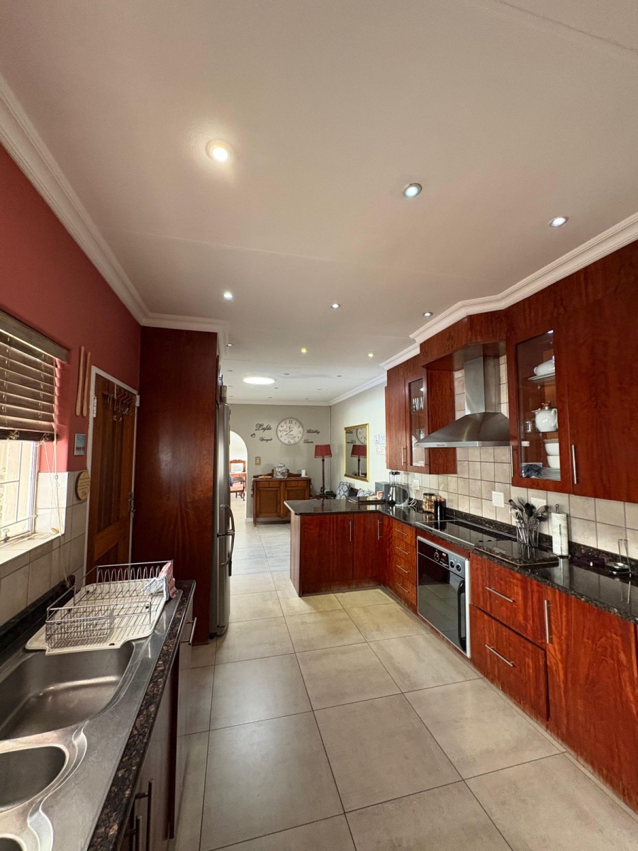 To Let 5 Bedroom Property for Rent in Garsfontein Gauteng