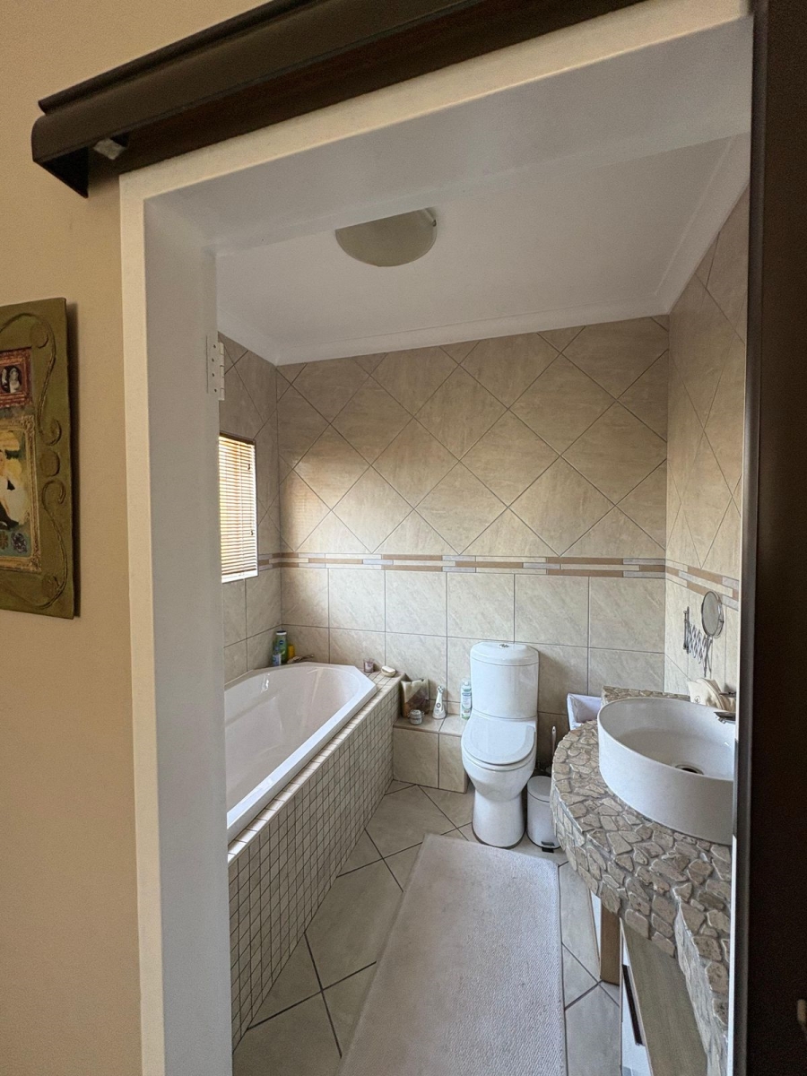 To Let 5 Bedroom Property for Rent in Garsfontein Gauteng