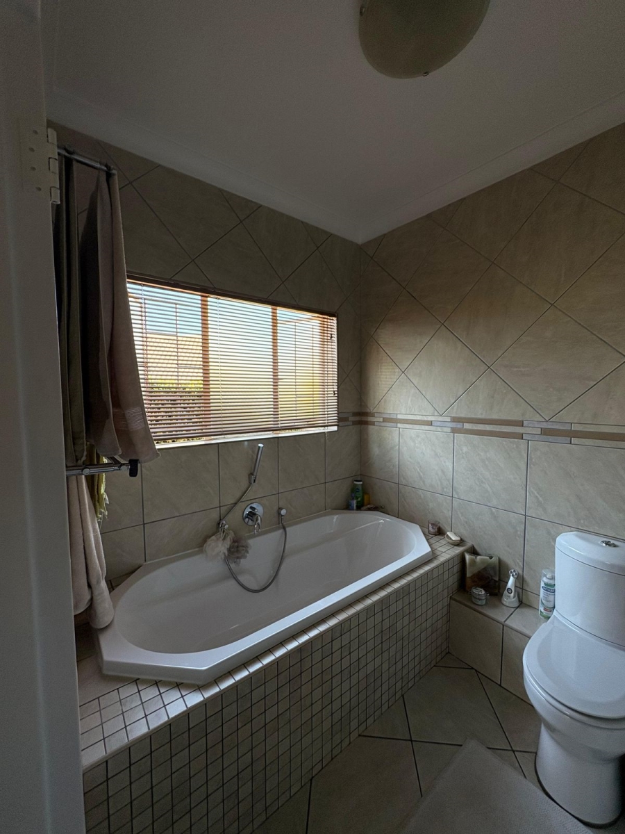 To Let 5 Bedroom Property for Rent in Garsfontein Gauteng