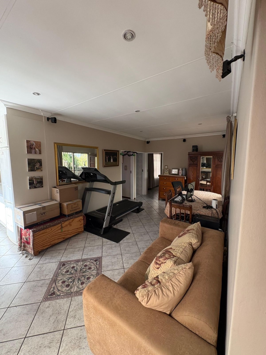 To Let 5 Bedroom Property for Rent in Garsfontein Gauteng