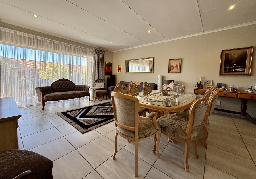 2 Bedroom Property for Sale in The Retreat Gauteng