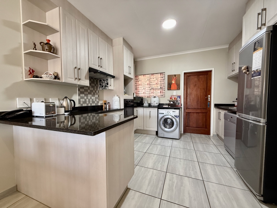 2 Bedroom Property for Sale in The Retreat Gauteng