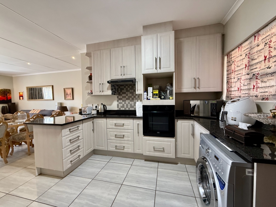 2 Bedroom Property for Sale in The Retreat Gauteng