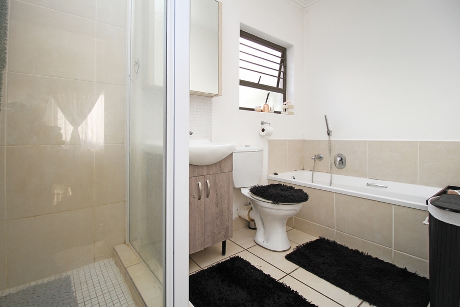 1 Bedroom Property for Sale in Bryanston Gauteng