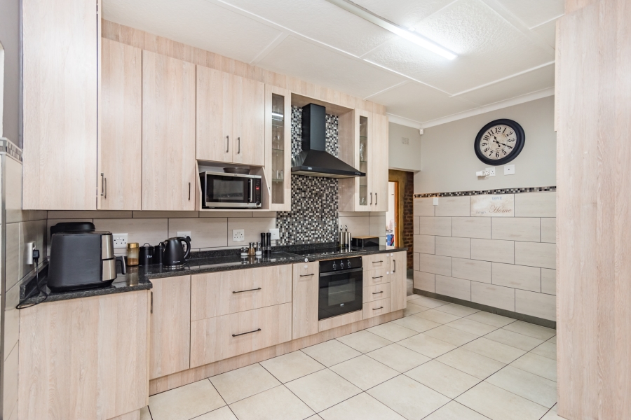 5 Bedroom Property for Sale in Discovery Gauteng