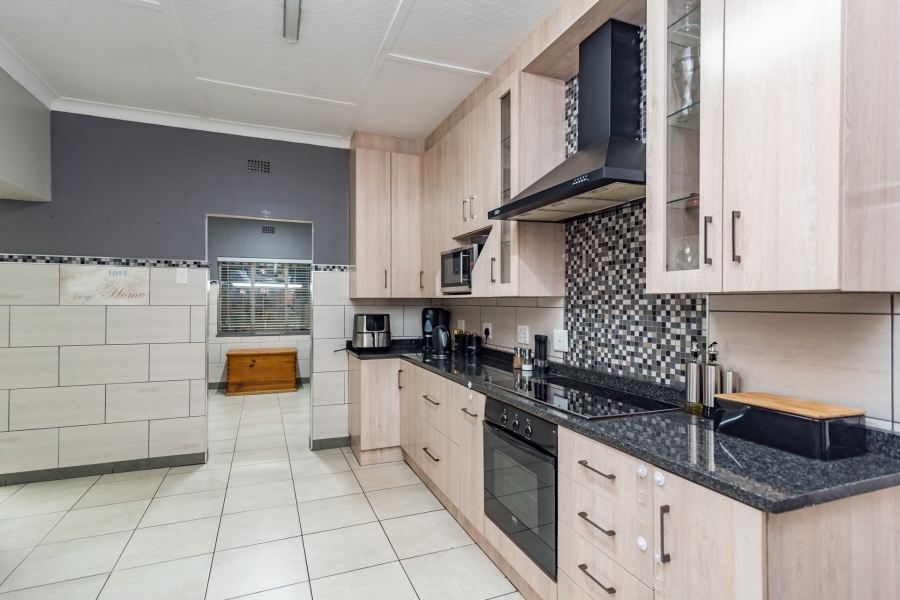 5 Bedroom Property for Sale in Discovery Gauteng
