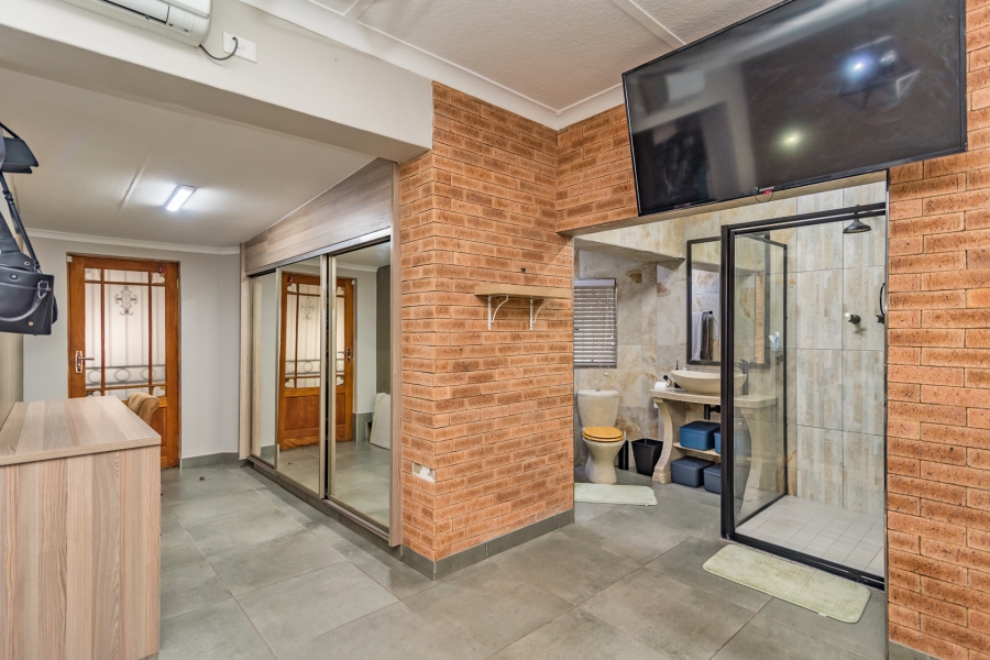 5 Bedroom Property for Sale in Discovery Gauteng