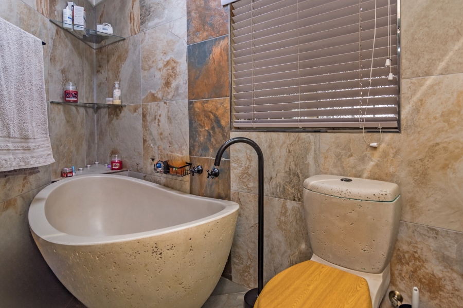 5 Bedroom Property for Sale in Discovery Gauteng