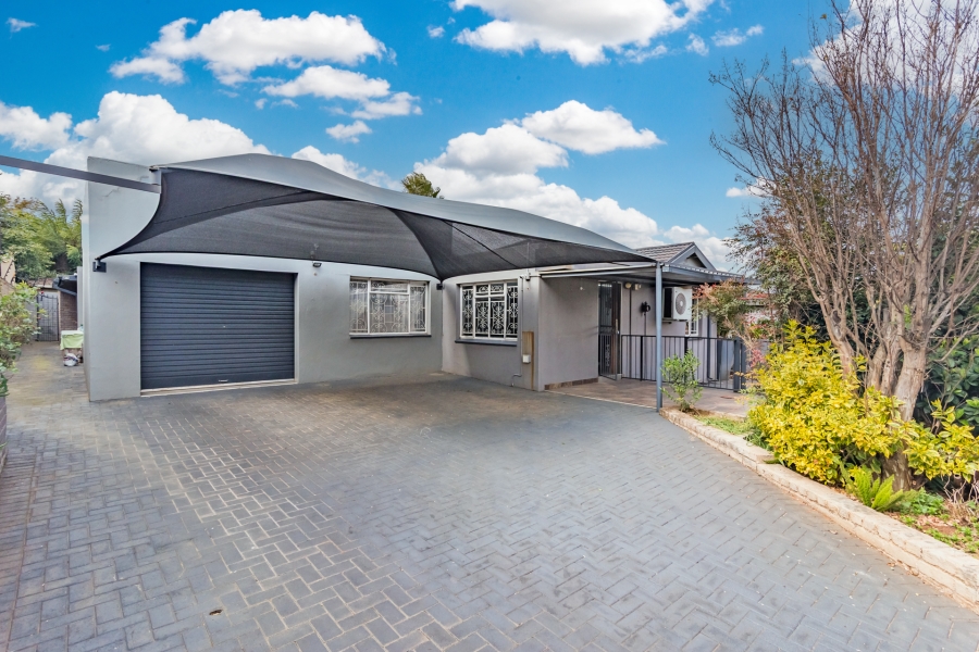 5 Bedroom Property for Sale in Discovery Gauteng