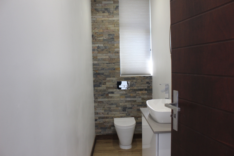 5 Bedroom Property for Sale in Glen Marais Gauteng