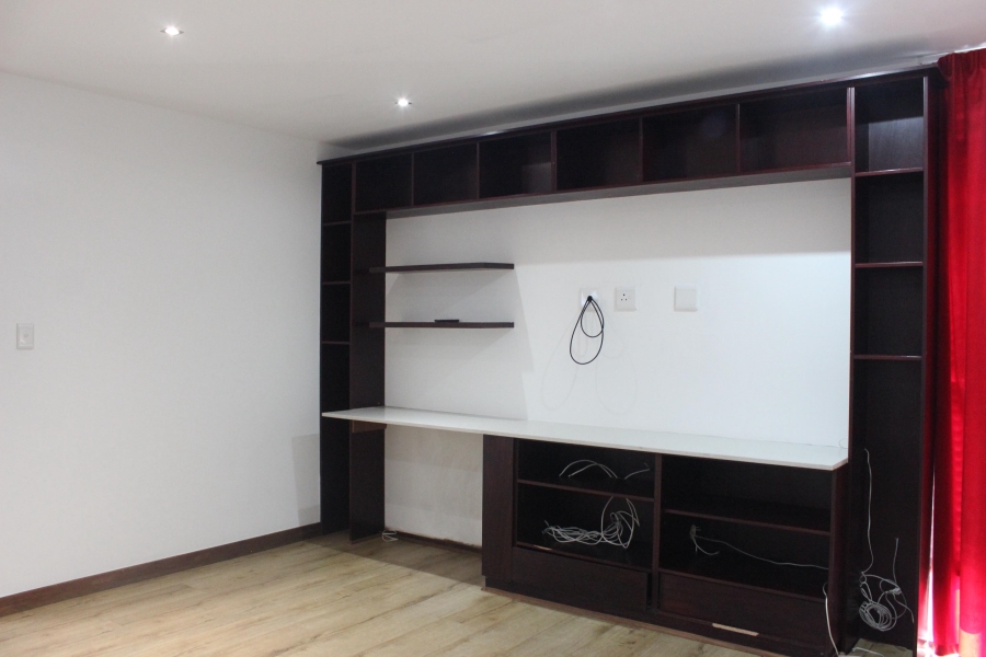 5 Bedroom Property for Sale in Glen Marais Gauteng