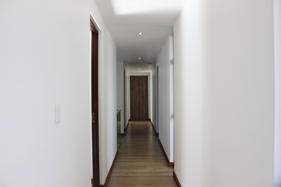 5 Bedroom Property for Sale in Glen Marais Gauteng